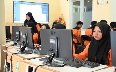 Praktek Siswa Desain Komunikasi Visual